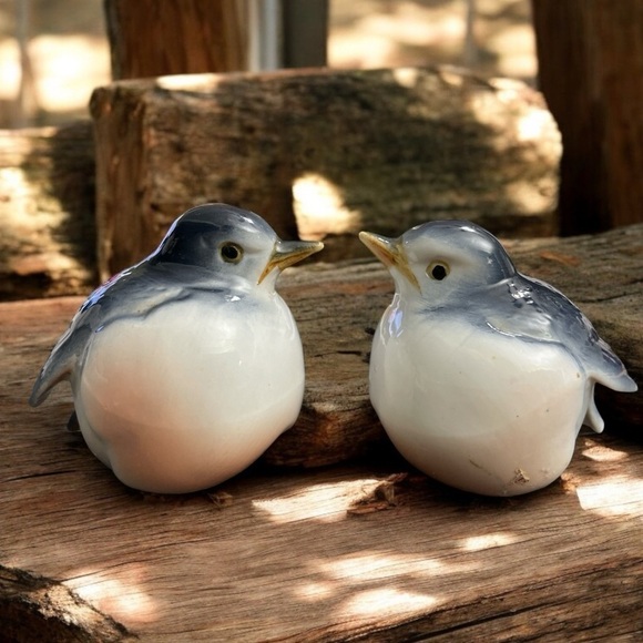 VINTAGE BLUE BIRD SALT AND PEPPER S&P SHAKERS BONE CHINA ARDALT MADE IN TAIWAN - Picture 1 of 13